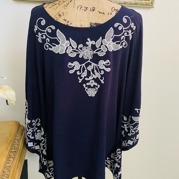 NWOT Monoreno Navy And White Tunic With Slits In The Arms Size L. - Picture 4 of 6